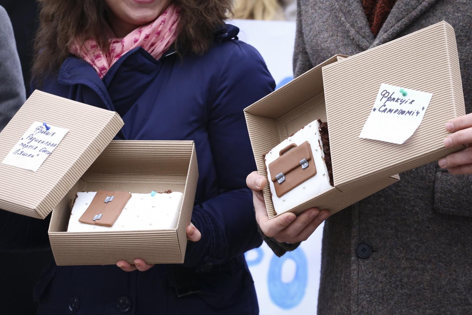 Депутатів почастували "коаліційним" тортом Депутатів почастували "коаліційним" тортом