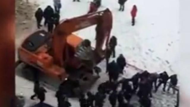 В сети показали, как возмущенных россиян разогнали экскаватором В сети показали, как возмущенных россиян разогнали экскаватором