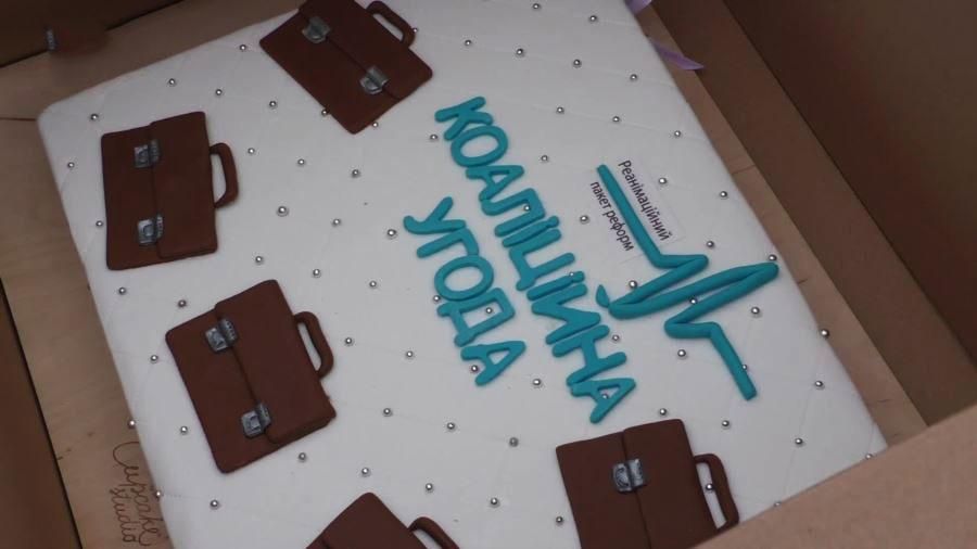 Активісти принесли для депутатів солодку коаліційну угоду Активісти принесли для депутатів солодку коаліційну угоду