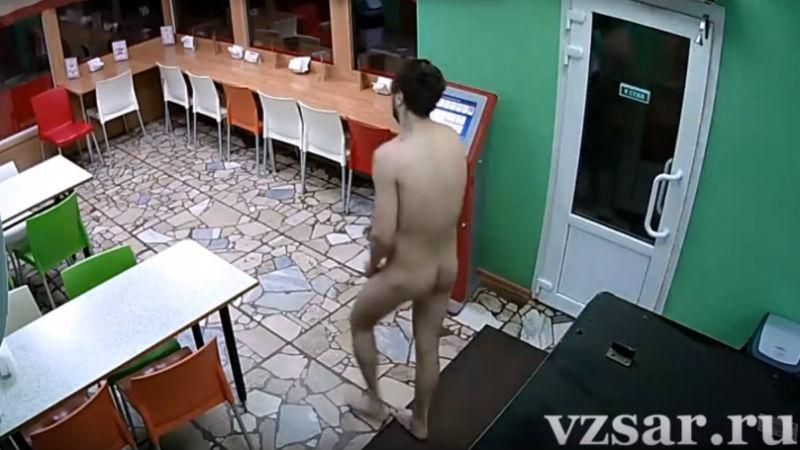 Голый мужчина устроил дебош в российском кафе