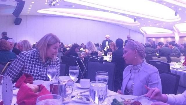 Непримиренні опонентки Герман і Тимошенко злились в обіймах Непримиренні опонентки Герман і Тимошенко злились в обіймах