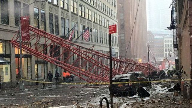 Гигантский кран упал посреди Нью-Йорка: есть жертвы и разбитые машины