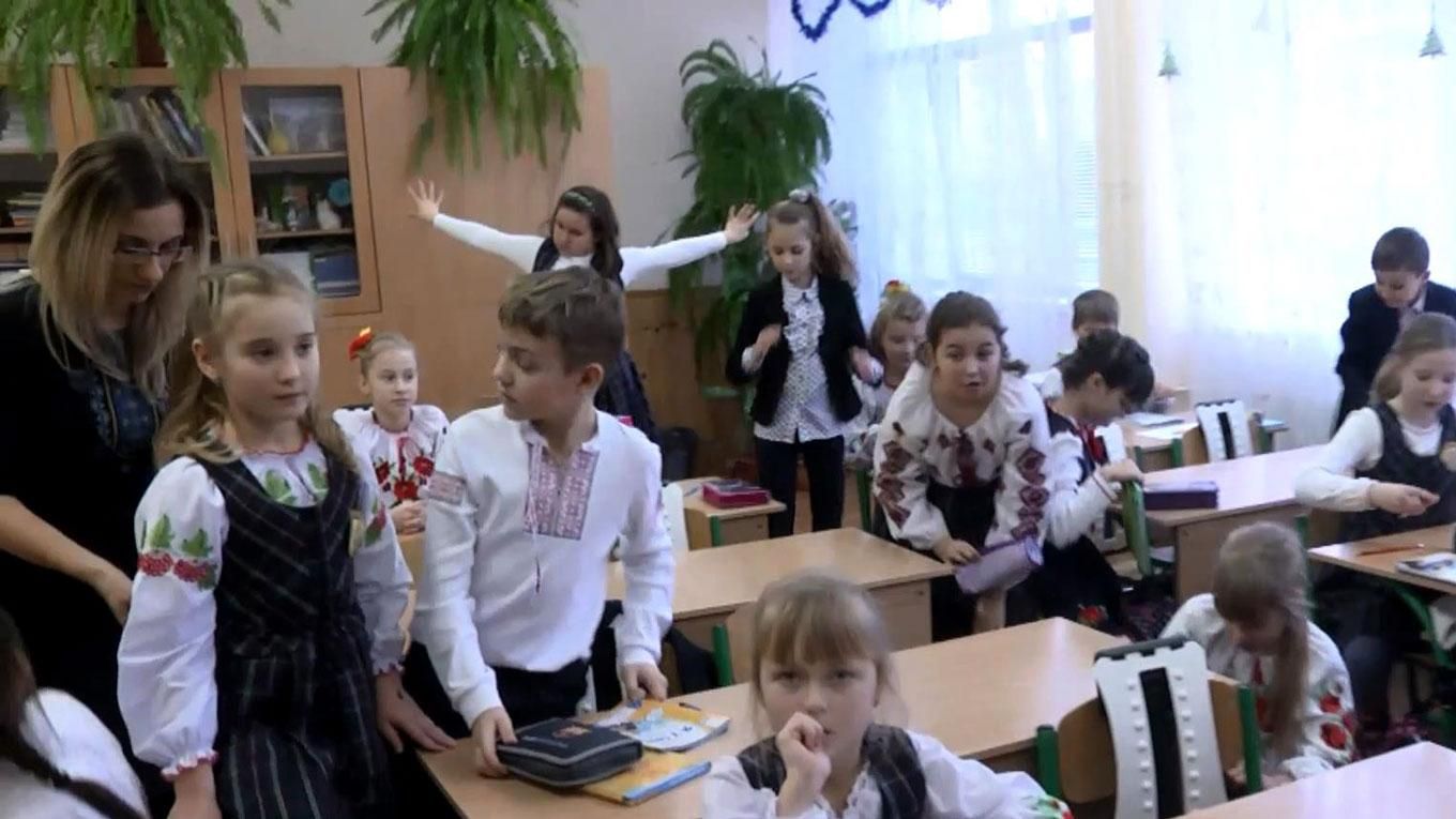 Учителя требуют у Порошенко достойных зарплат Учителя требуют у Порошенко достойных зарплат