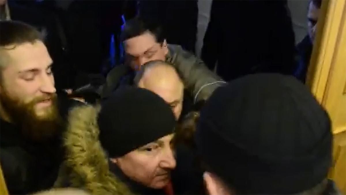 Поліцейський побився з активістами у кабінеті міністра Поліцейський побився з активістами у кабінеті міністра