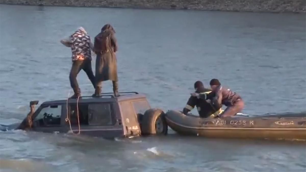 В Ужгороді двоє чоловіків спробували "перепливти" річку на автомобілі