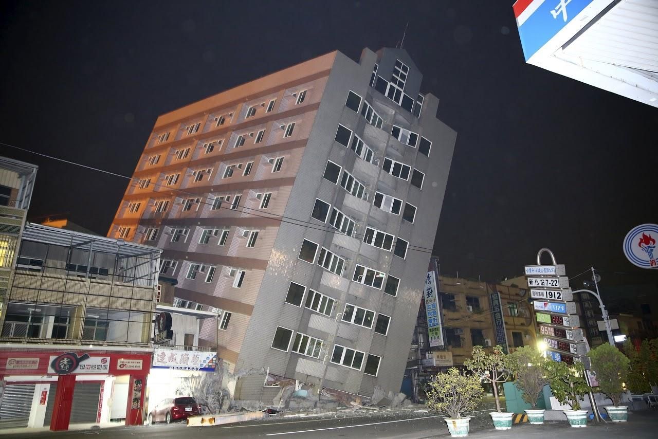 Землетрясение в Тайване: десятки людей заблокированы в поврежденном здании