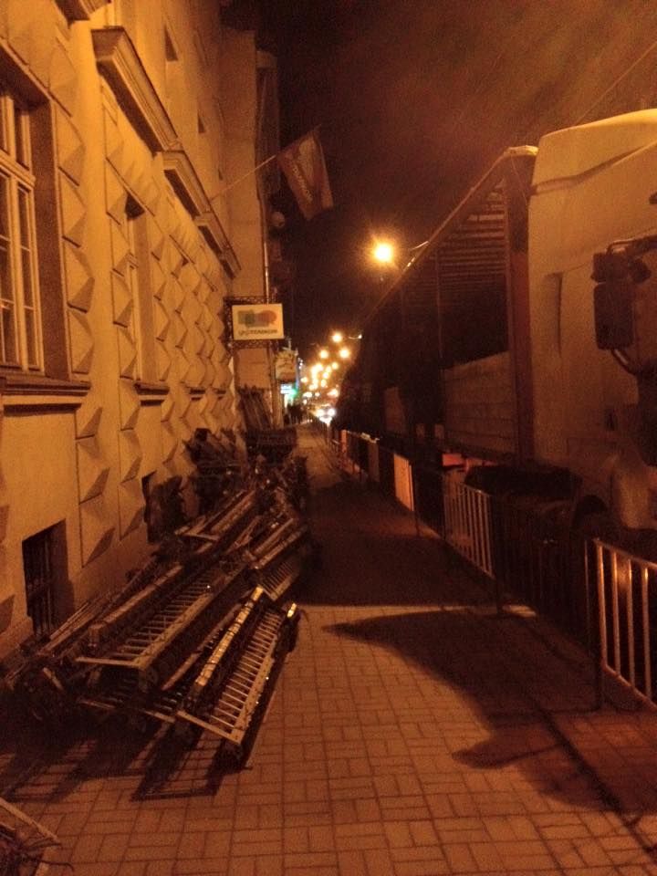 В інтернеті з'явились фото, як з-під "Укртелекому" вивозять кольоровий метал В інтернеті з'явились фото, як з-під "Укртелекому" вивозять кольоровий метал