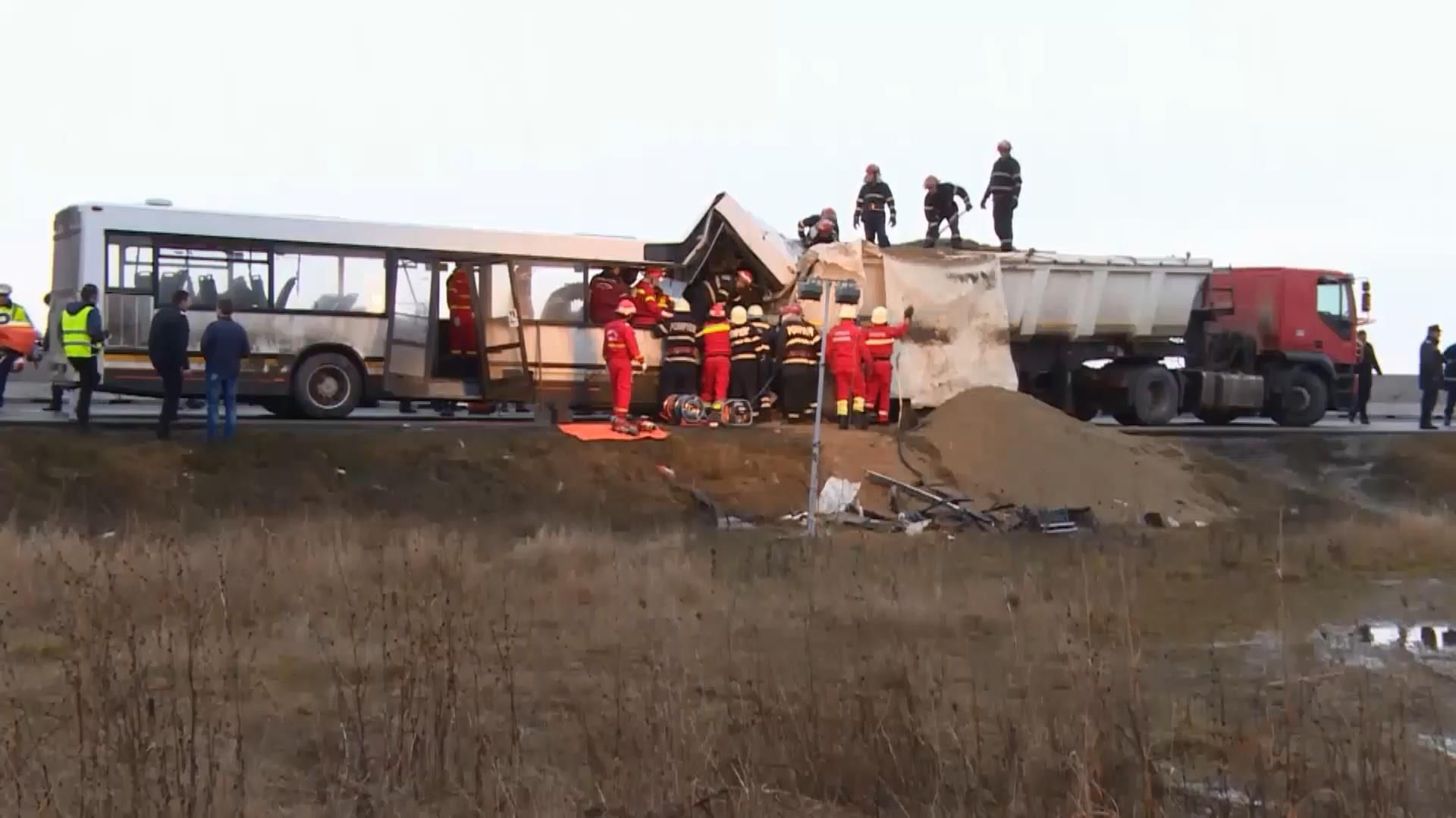 Людей насмерть засыпало песком после ДТП Людей насмерть засыпало песком после ДТП
