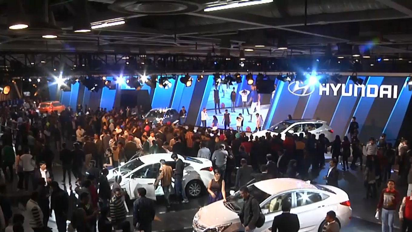 На автошоу у Індії показали блискучі позашляховики та футуристичні гоночні машини