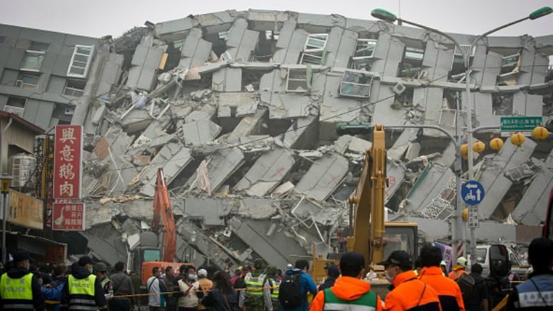 Дома складывались, как карточные: жуткие последствия землетрясения в Тайване Дома складывались, как карточные: жуткие последствия землетрясения в Тайване