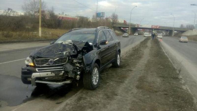 У Києві в одній аварії розбились три машини: фото з місця ДТП