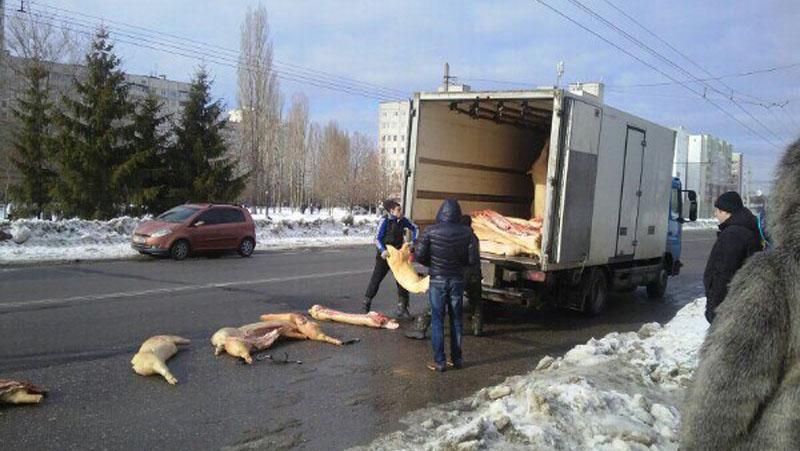 Курьезное ДТП в Харькове: грузовик потерял свиные тушки по дороге