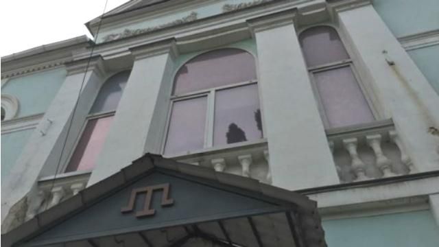 В Херсоне в здание Меджлиса бросили взрывчатку В Херсоне в здание Меджлиса бросили взрывчатку