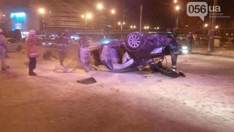 Lexus перекинувся і спалахнув: від елітного авто майже нічого не залишилось 