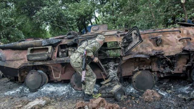 Російські військові опустились до збирання металобрухту на Донбасі