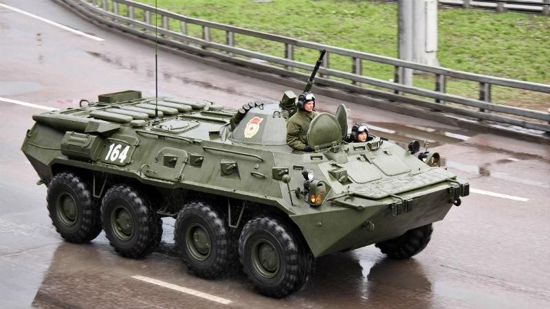 В России пьяный мужчина разъезжал на Бтре