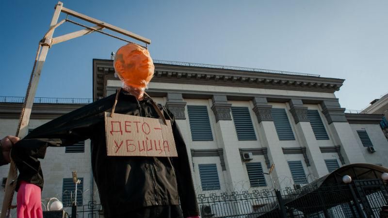 Путина "казнили" под посольством России Путина "казнили" под посольством России