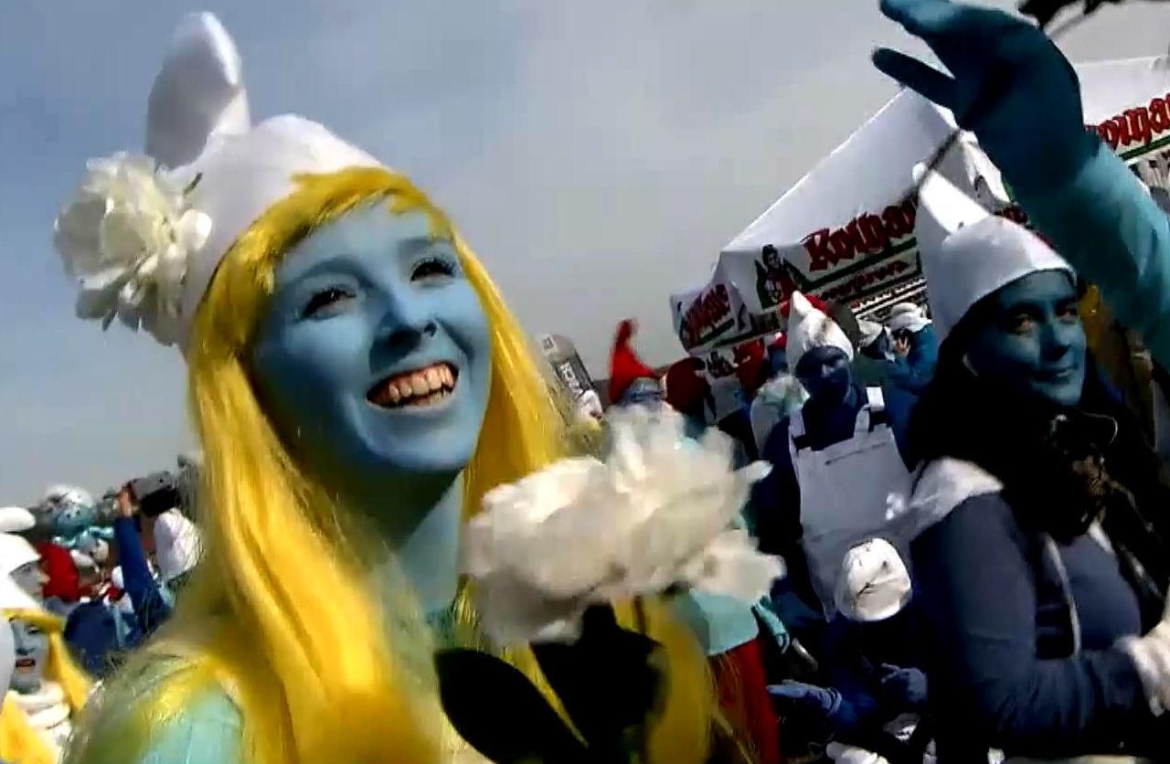 Люди-смурфики, апельсинові бої: як розважався світ на вихідних Люди-смурфики, апельсинові бої: як розважався світ на вихідних