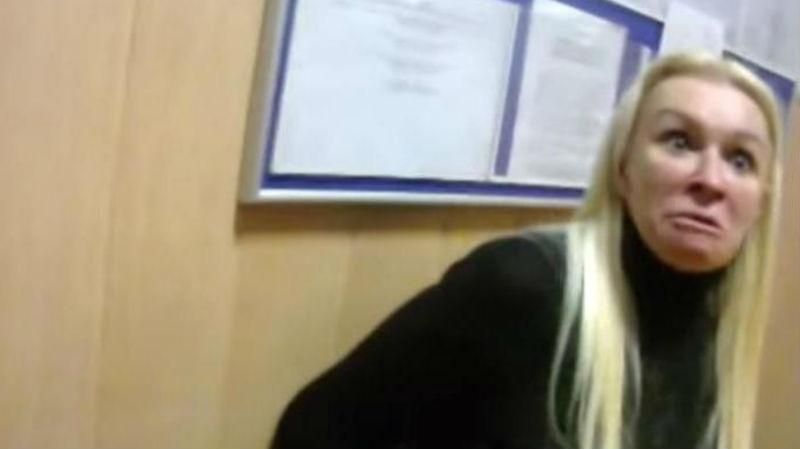Україна хвора, — блондинка, яка влаштувала погром у райвідділку