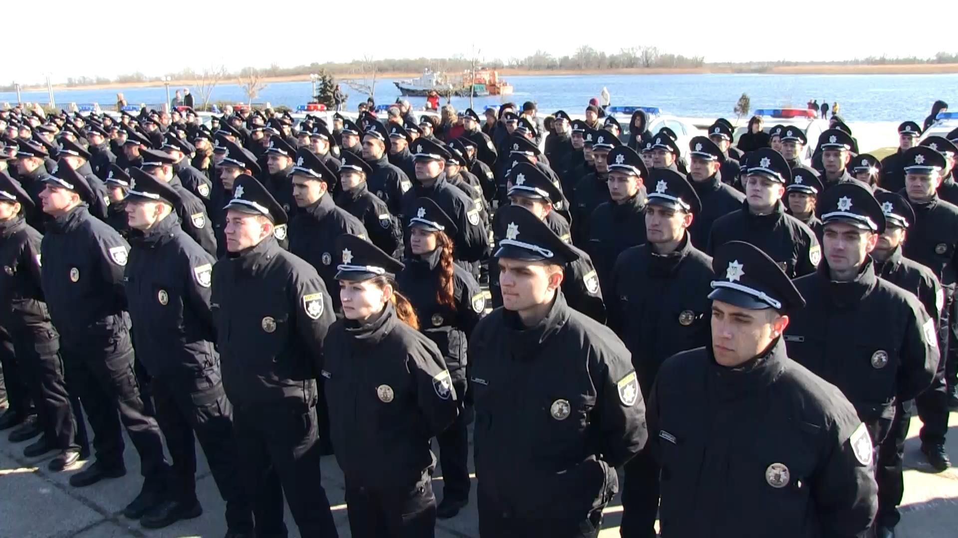 Лучшие кандидаты приняли присягу патрульных полицейских в Херсоне Лучшие кандидаты приняли присягу патрульных полицейских в Херсоне