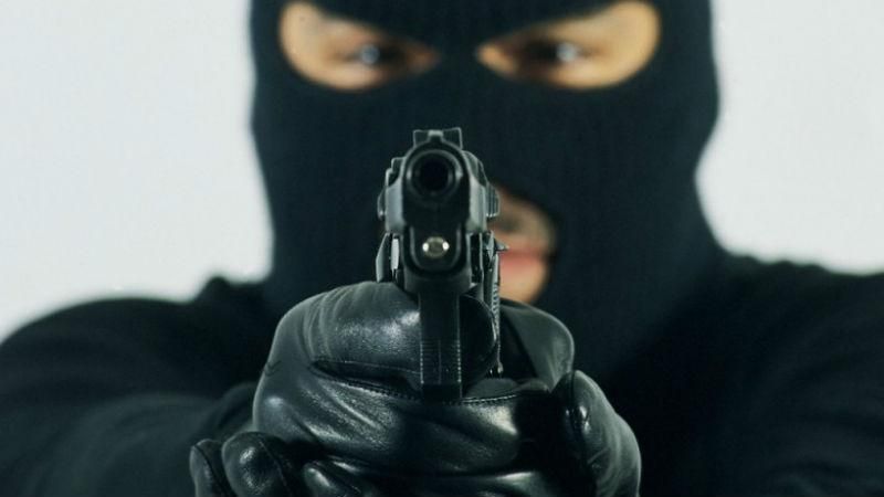 Преступники в камуфляже и масках брутально ограбили семью Преступники в камуфляже и масках брутально ограбили семью