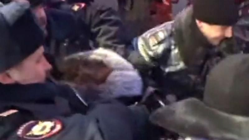 ОМОН шокував жорстокістю: запакував в автозак непритомну жінку ОМОН шокував жорстокістю: запакував в автозак непритомну жінку