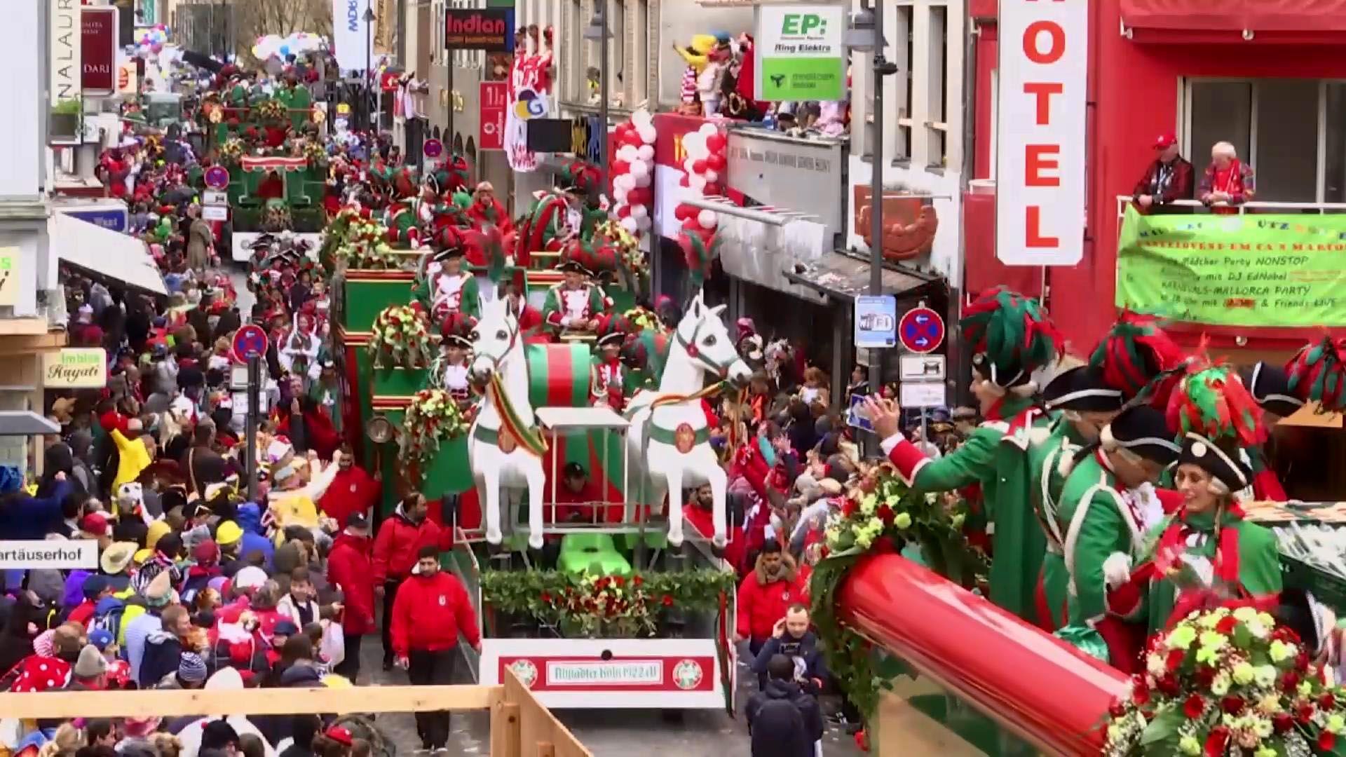 Путин и Меркель появились в объемных карикатурах на карнавале в Германии Путин и Меркель появились в объемных карикатурах на карнавале в Германии