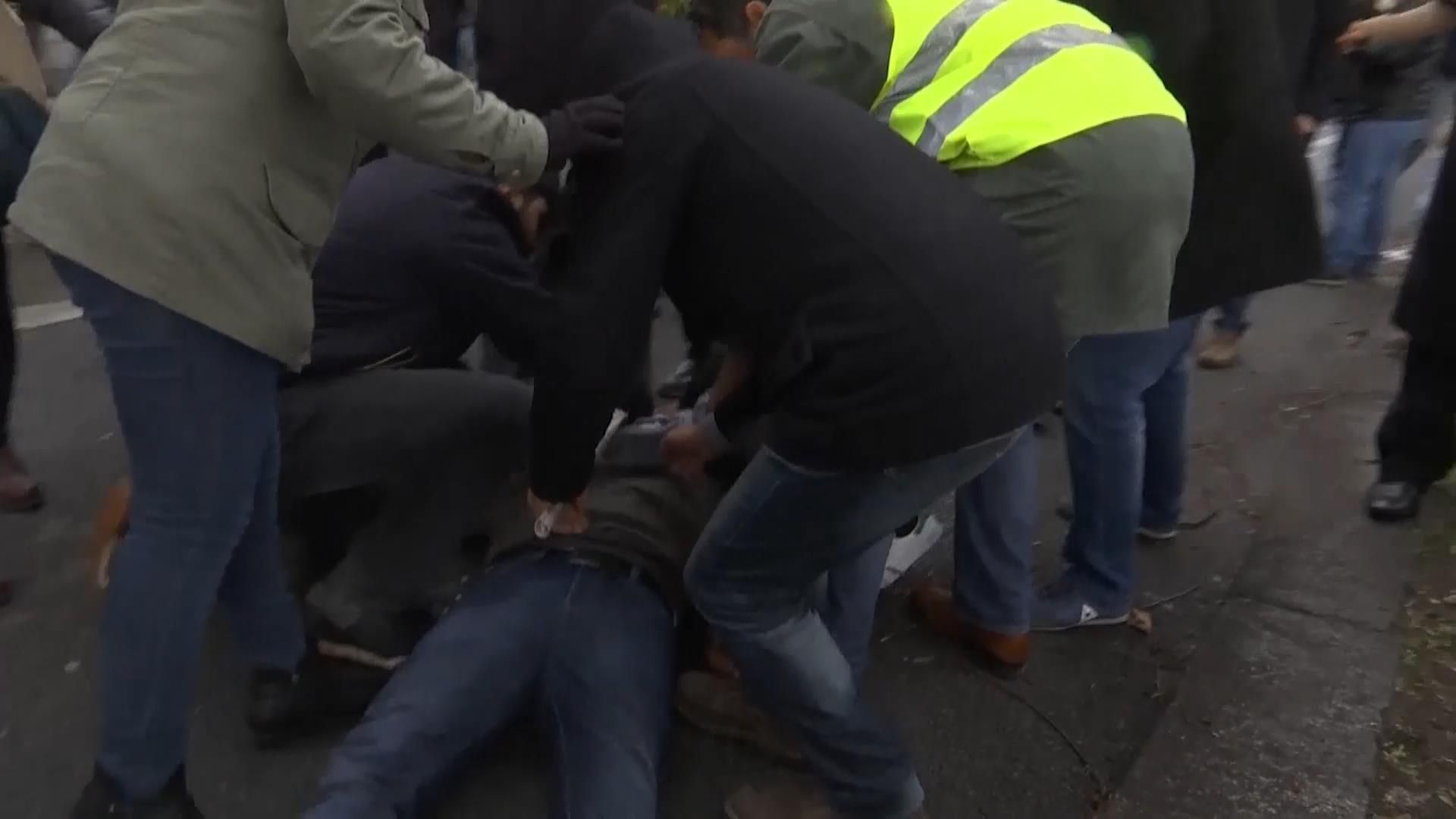 В Париже ожесточенные столкновения у турецкого посольства