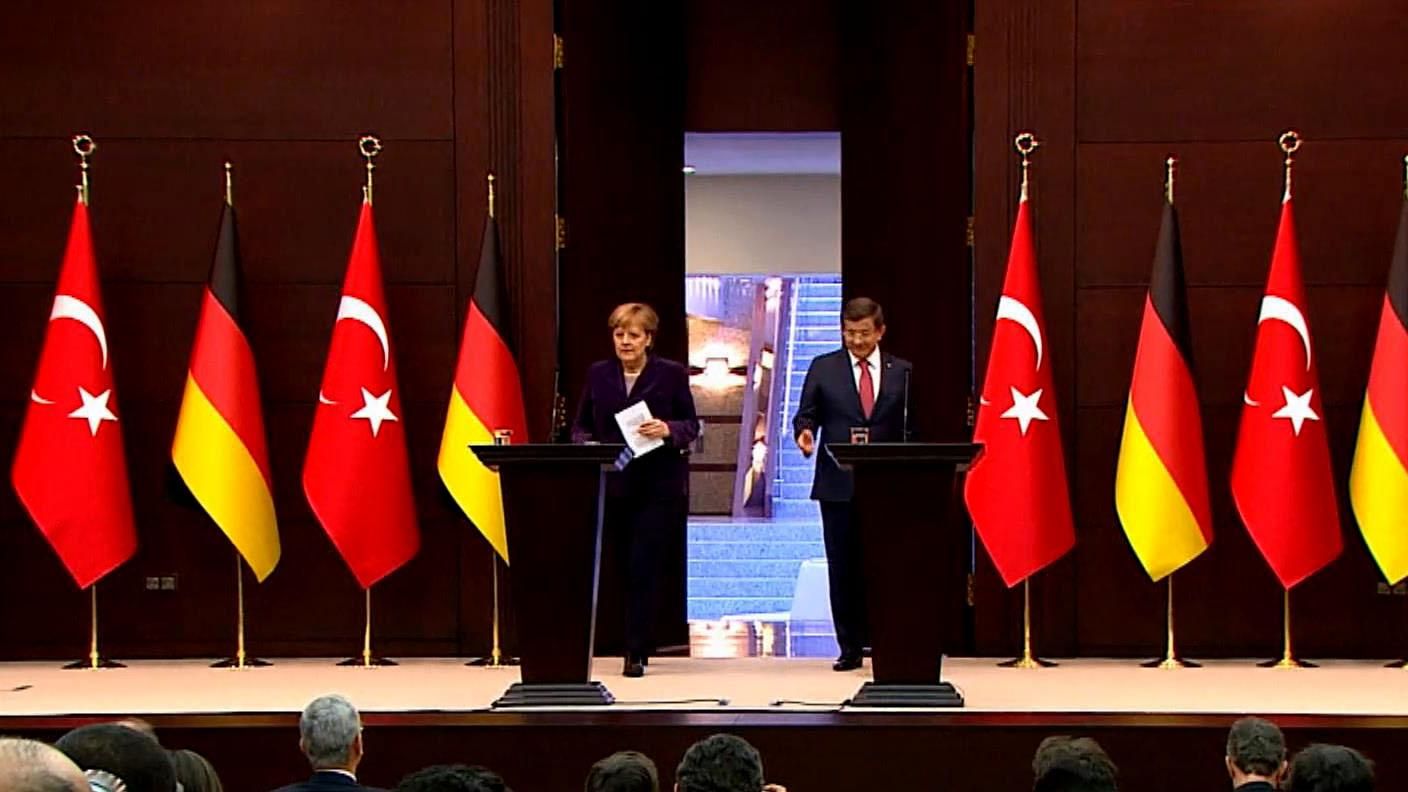 К борьбе с наплывом беженцев из Сирии хотят привлечь НАТО К борьбе с наплывом беженцев из Сирии хотят привлечь НАТО