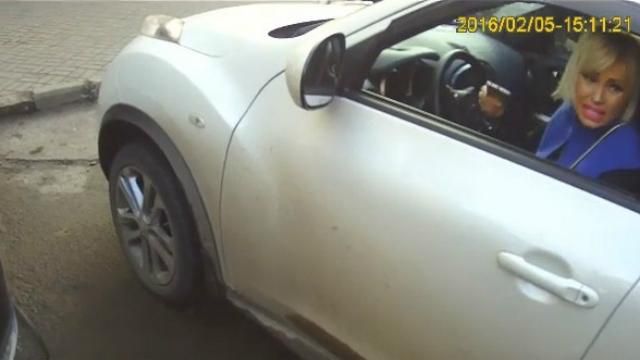 Хлопчику, ти трохи загрався у поліцейського: у Франківську з’явилась своя агресивна білявка Хлопчику, ти трохи загрався у поліцейського: у Франківську з’явилась своя агресивна білявка