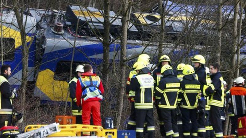 Лобове зіткнення потягів у Німеччині: є загиблі і майже сотня поранених