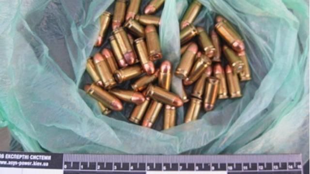 Жінка намагалася продати на базарі зброю і боєприпаси Жінка намагалася продати на базарі зброю і боєприпаси