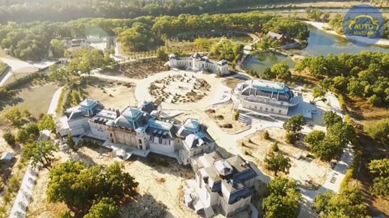 Активисты показали роскошный особняк Юры Енакиевского Активисты показали роскошный особняк Юры Енакиевского