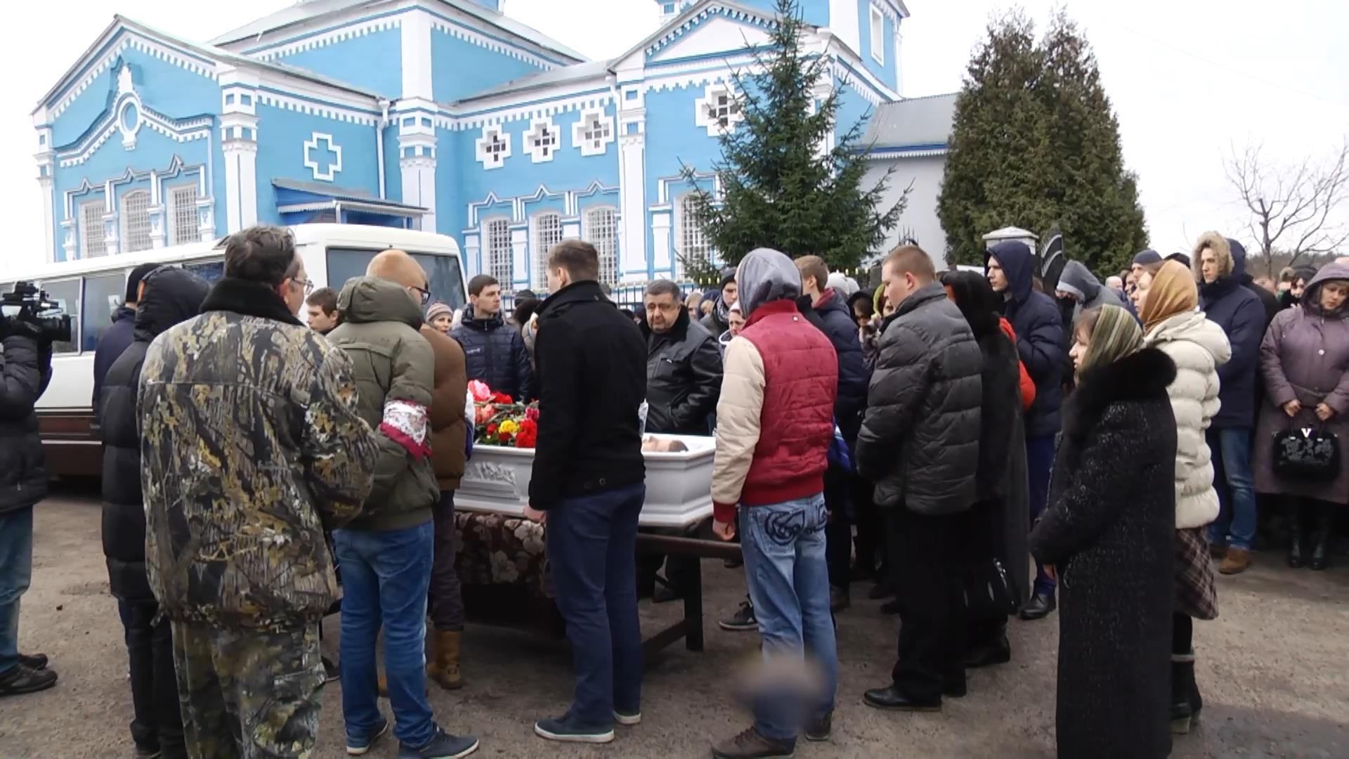 Близькі попрощалися з 17-річним юнаком, якого вбили поліцейські Близькі попрощалися з 17-річним юнаком, якого вбили поліцейські