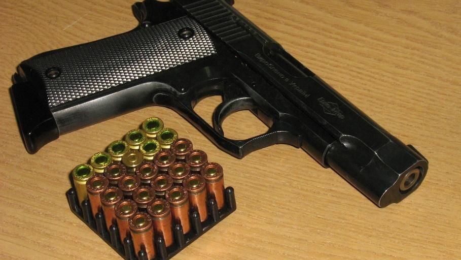 Криворізький поліцейський-хабарник вистрелив у себе під час затримання Криворізький поліцейський-хабарник вистрелив у себе під час затримання