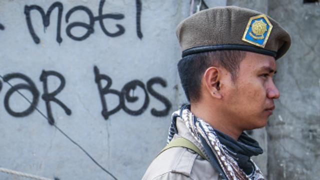 Военный самолет упал на жилой дом в Индонезии: есть жертвы Военный самолет упал на жилой дом в Индонезии: есть жертвы