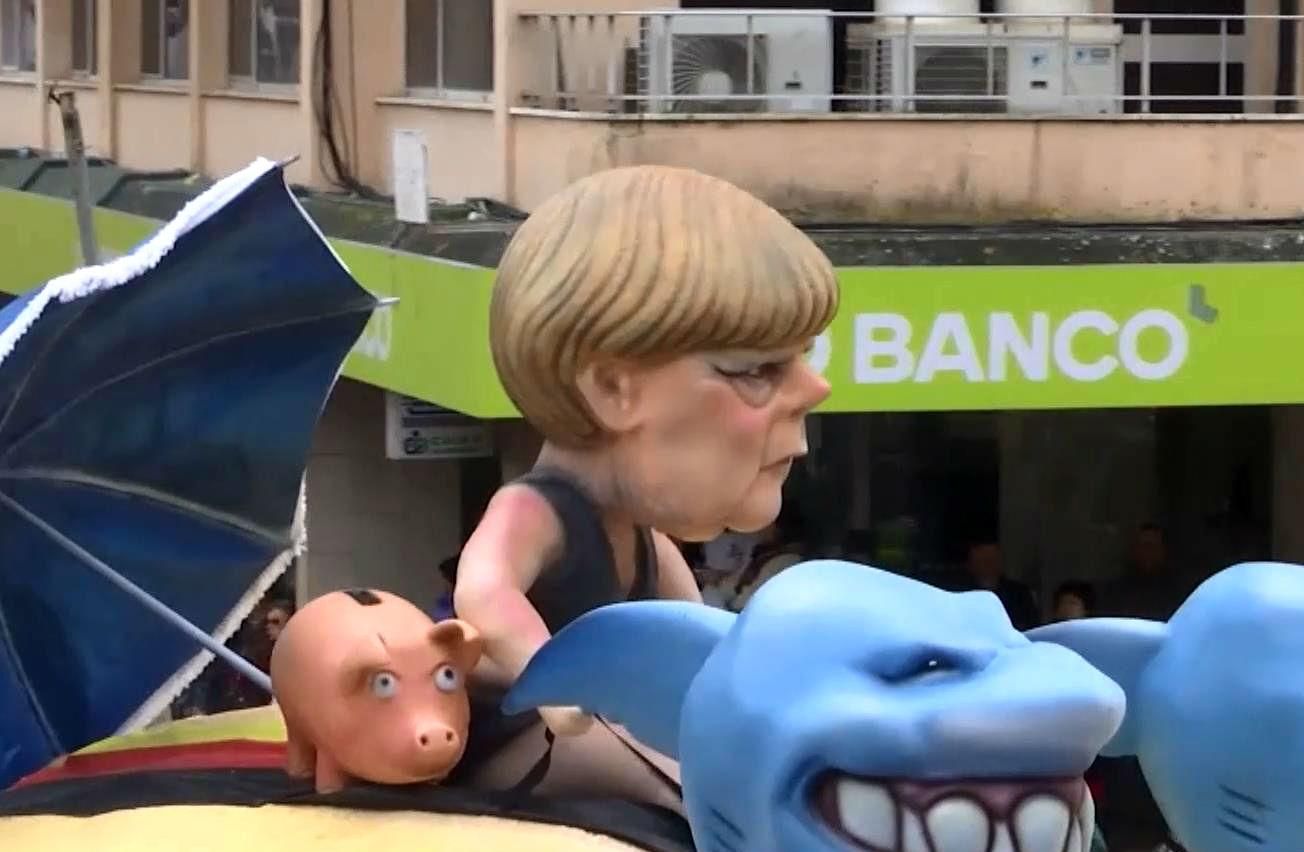 Карнавал політичної сатири проходить у Португалії Карнавал політичної сатири проходить у Португалії