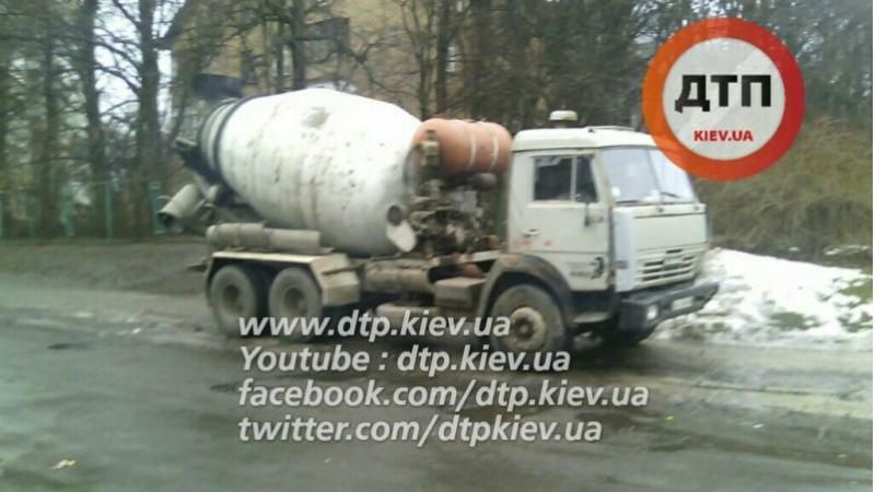 Бетономішалка спричинила масову ДТП у Києві: з’явилися фото Бетономішалка спричинила масову ДТП у Києві: з’явилися фото
