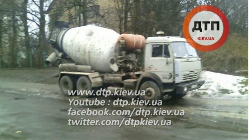 Бетономішалка спричинила масову ДТП у Києві: з’явилися фото 