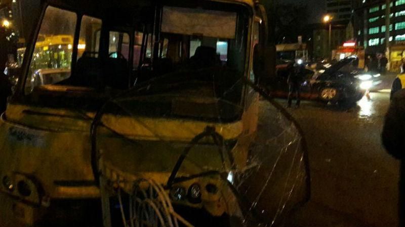 В центре Киева маршрутку протаранил Ford Mustang: есть пострадавшие