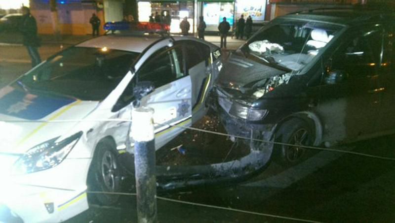 У Києві поліція потрапила у ДТП: двоє патрульних постраждали У Києві поліція потрапила у ДТП: двоє патрульних постраждали