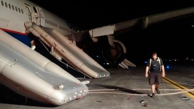 Дим, паніка і крики: з'явилось відео екстреної посадки російського літака в Домінікані