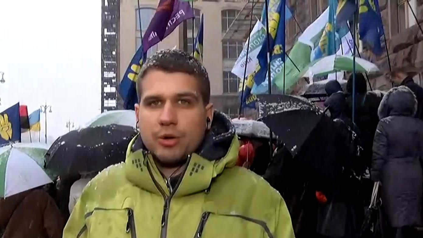 Під КМДА відбувається одразу кілька мітингів Під КМДА відбувається одразу кілька мітингів