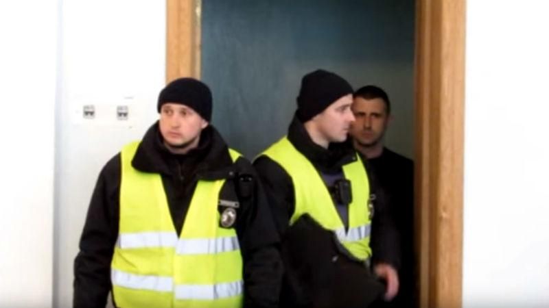 Поліцейські забрали двох депутатів просто під час сесії