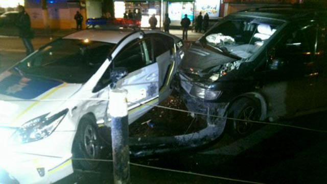 Учасник нічної аварії з поліцією розповів свою версію причини ДТП Учасник нічної аварії з поліцією розповів свою версію причини ДТП