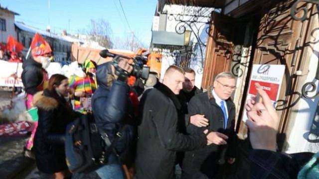 После покушения тортом российского оппозиционера забросали яйцами: появилось видео После покушения тортом российского оппозиционера забросали яйцами: появилось видео