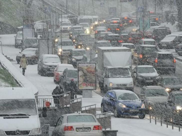 Снегопад парализовал Киев — город замер в пробках