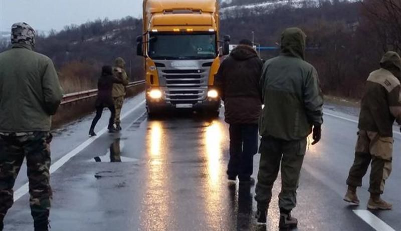 На въездах в Закарпатье заблокировали российские фуры: появились фото и видео