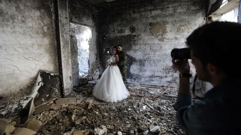 Молодята влаштували фотосесію на фоні зруйнованого міста у Сирії
