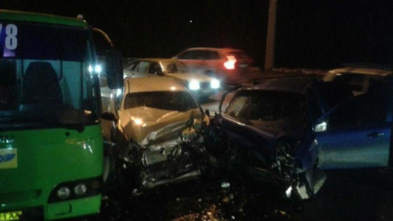 Тройное ДТП в Харькове: две легковушки врезались в переполненную маршрутку Тройное ДТП в Харькове: две легковушки врезались в переполненную маршрутку